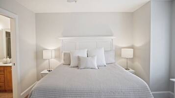 3 habitaciones, tabla de planchar con plancha, internet y ropa de cama