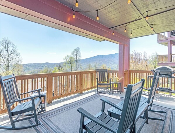 Property grounds - Grand Oaks RP2- Mountain Condo, Gated Resort, Indoor/Outdoor Pools & Hot Tub (Banner Elk)