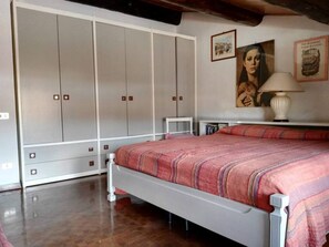 3 bedrooms, iron/ironing board, bed sheets