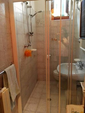 Vasca, asciugacapelli, bidet, carta igienica