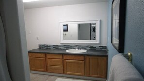 Combined shower/bathtub, jetted bath, hair dryer, towels