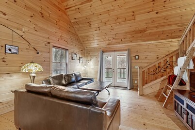 Dog-friendly cabin with riverfront access - great for fishing