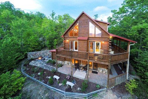 Large cabin with wrap-around porch, fireplace & wet bar