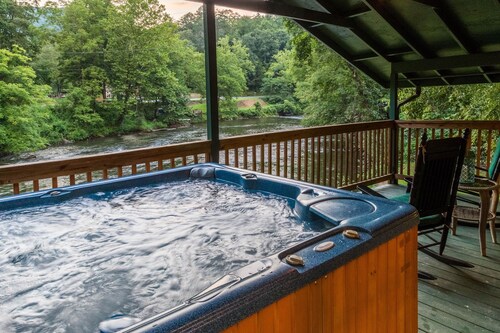 Cottage on the Tuckasegee River with firepit, picnic area, hot tub, & AC