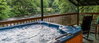 Cottage on the Tuckasegee River with firepit, picnic area, hot tub, & AC