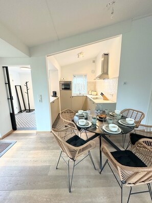 Dining - New renovated and located on water terrace, infrared sauna, fireplace, good WLAN (Brouwershaven)