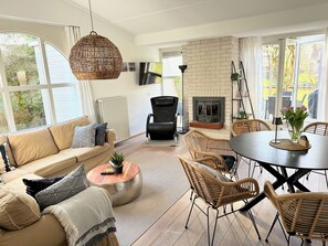 Smart-TV, Kamin, DVD-Player, Bücher