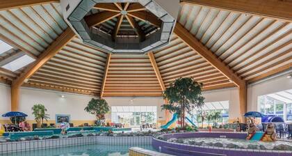 schönes Ferienhaus mit Wasserterrasse/Kamin, großes Eltern-SZ im EG, super WLAN