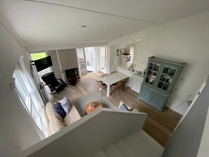 Smart-TV, Kamin, DVD-Player, Bücher