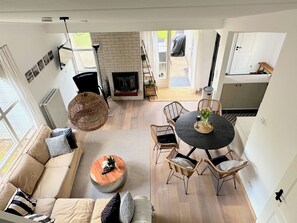 TV connectée, cheminée, lecteur de DVD, livres