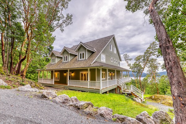 Exterior - Welcoming Orcas Island home w/bay views and contemporary features (Eastsound)