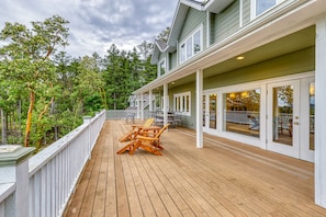 Terrace/patio - Welcoming Orcas Island home w/bay views and contemporary features (Eastsound)
