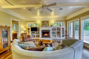TV, fireplace, DVD player, books - Welcoming Orcas Island home w/bay views and contemporary features (Eastsound)