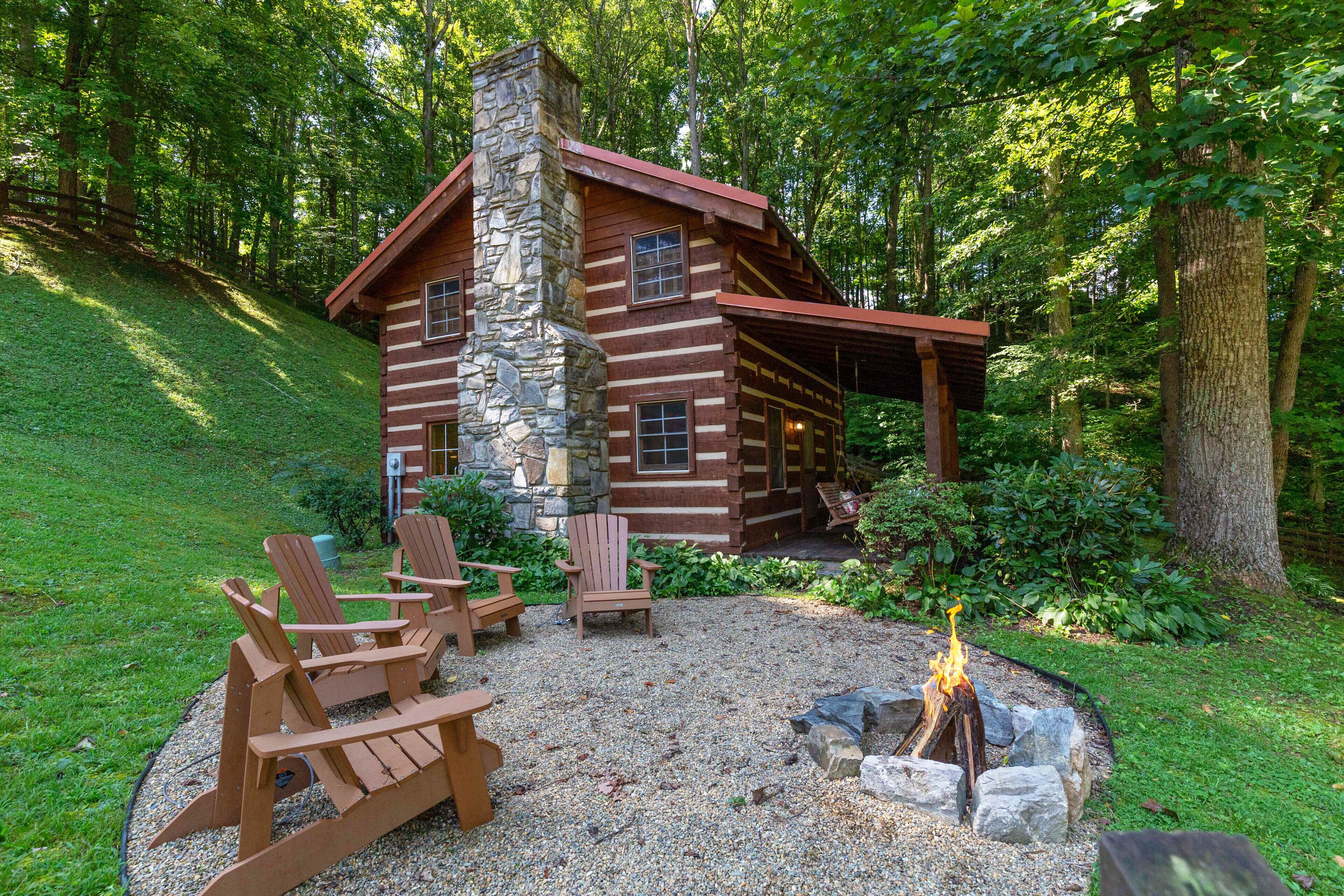 Rustic log home in private community - farm views & outdoor firepit