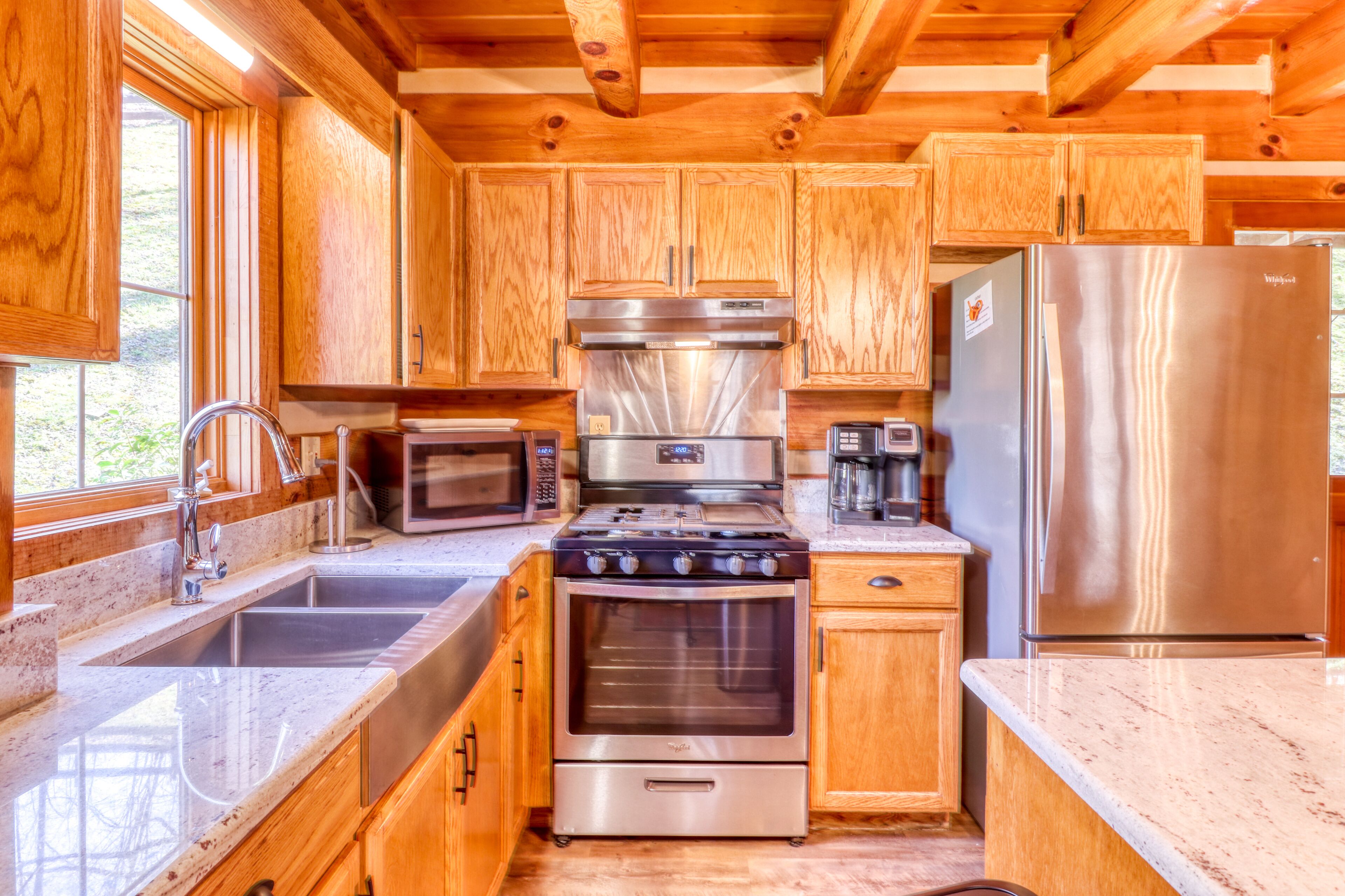 Rustic log home in private community - farm views & outdoor firepit