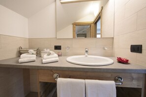 Dusj, hårføner, bidé og håndklær