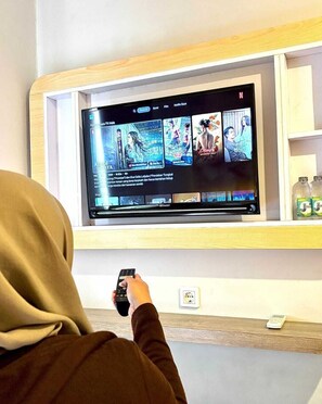 Superior Room | Free WiFi, bed sheets - Front One Budget Hotel Slamet Riyadi Solo (Surakarta)