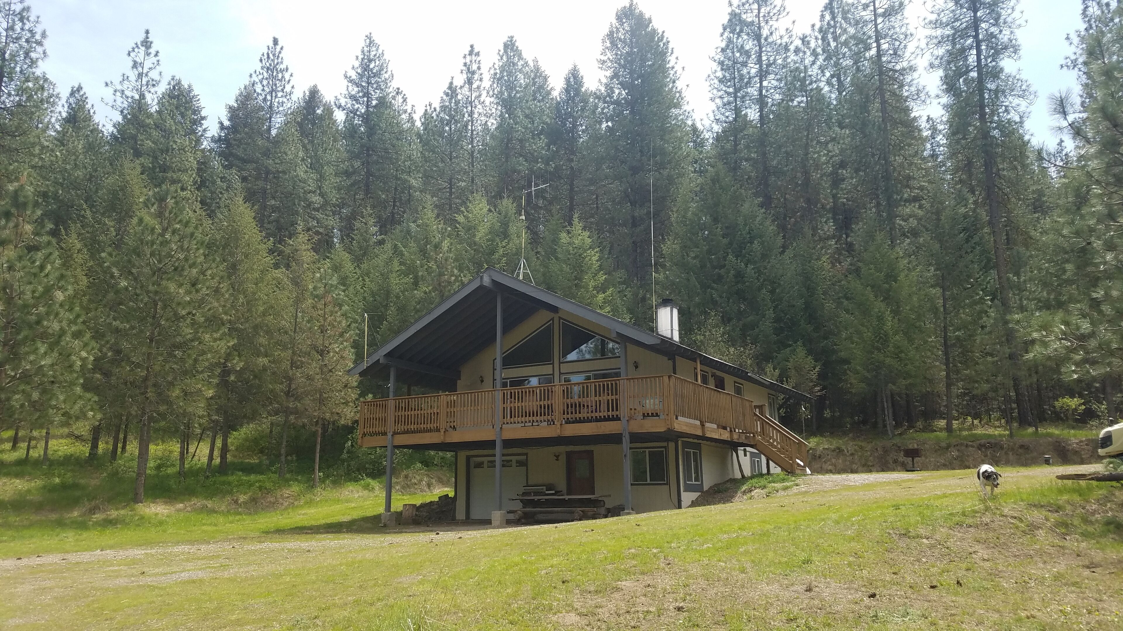 ADVENTURE AWAITS! Walk to Lake Roosevelt From a Cabin in the Woods...