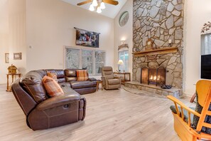 Interior - Secluded mountain home on 2 acres w/ fireplace, deck & firepit (Whittier)