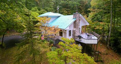 Secluded mountain home on 2 acres w/ fireplace, deck & firepit