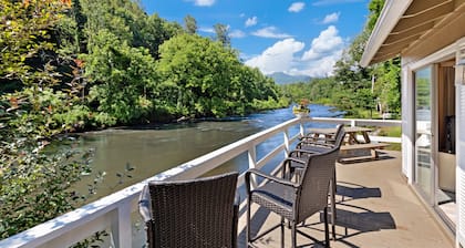 Cozy cottage with river & mountain views and outdoor firepit