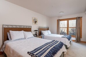 2 bedrooms, iron/ironing board, bed sheets