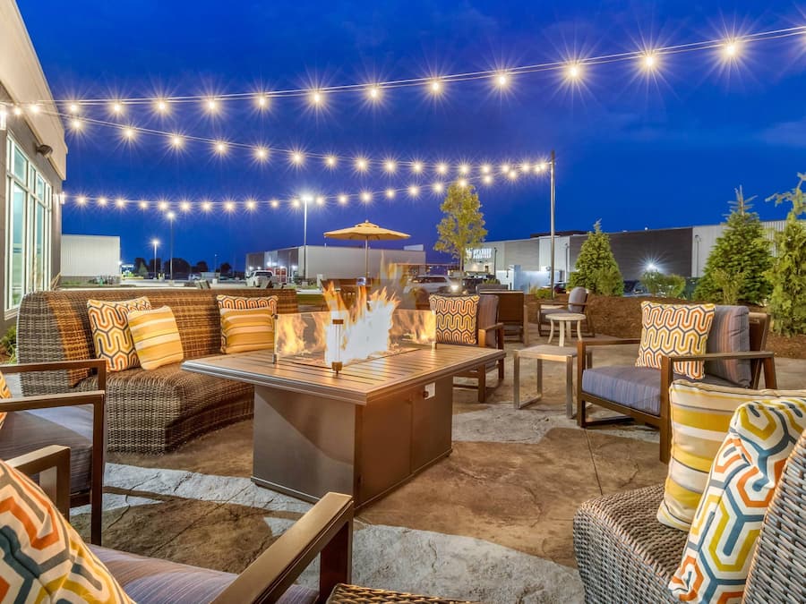 Indoor pool, sun loungers