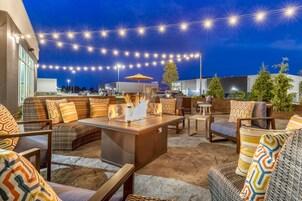 Indoor pool, sun loungers