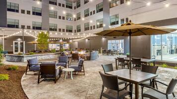 Una piscina techada, sillones reclinables de piscina