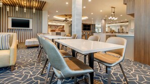 Lobby sitting area - Holiday Inn Express Bettendorf Davenport NE by IHG (Bettendorf)