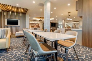 Free daily breakfast  - Holiday Inn Express Bettendorf Davenport NE by IHG (Bettendorf)