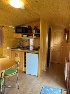 Fridge, microwave, stovetop, coffee/tea maker - Belle Epoque Trailer of Saint-Pardoux 63440 2 places (Saint-Pardoux)