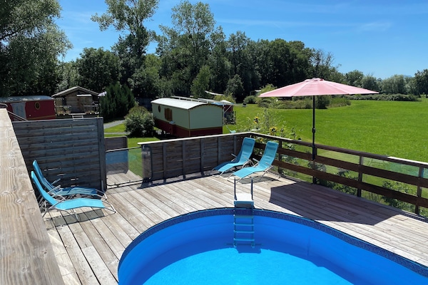 Una piscina al aire libre, una piscina climatizada