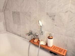 Vasca, asciugacapelli, asciugamani, sapone