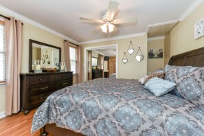 3 bedrooms, iron/ironing board, WiFi, bed sheets - Summer Season in Chesapeake City, MD  'Old Lock View'  @ C&D Canal (Chesapeake City)