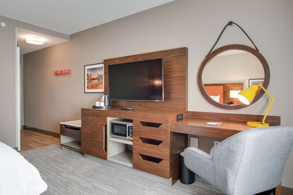 1 bedroom, premium bedding, in-room safe, desk