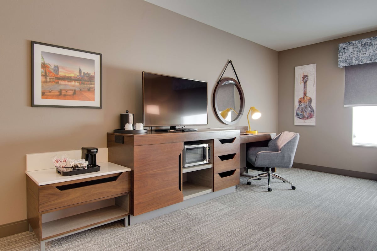 1 bedroom, premium bedding, in-room safe, desk