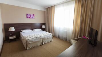 Business Room | Blackout curtains, soundproofing, iron/ironing board, rollaway beds