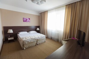 ستائر تعتيم وتجهيزات عازلة للصوت ومكواة/لوح كي وأسرّة قابلة للطي