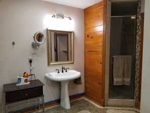 Combined shower/bathtub, hair dryer, towels, soap