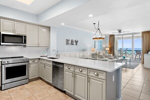 Refrigerador, microondas, horno, placa de cocina