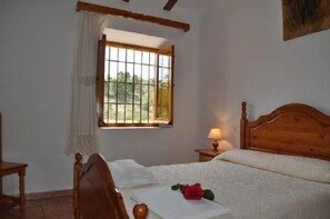 4 habitaciones, tabla de planchar con plancha, wifi y ropa de cama