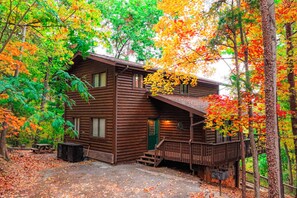 Exterior - Peaceful Retreat with amazing view! Pickleball, golf, 3 pools. Minutes to town. (Gatlinburg)