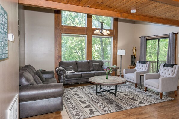 Smart TV, fireplace, video games - Enjoy Starry Nights, Views, Privacy & Woods- Hot Tub, Game Room, Dog-Friendly (Gatlinburg)
