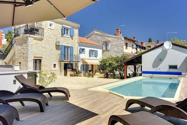A heated pool - Holiday apartment with pool and sun loungers (Pula)