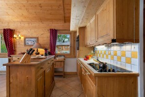 Fridge, oven, stovetop, dishwasher - Appt Bec D4, Le Tour (Argentière), France (Le Tour (Argentière))