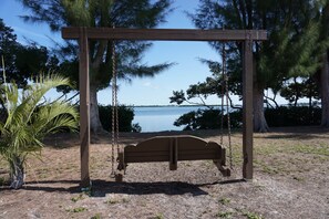 Property grounds - Pet Friendly! Steps to white sandy beaches and the bay! Discounts applied for stays longer than 7 days and 30 days! (Bradenton Beach)