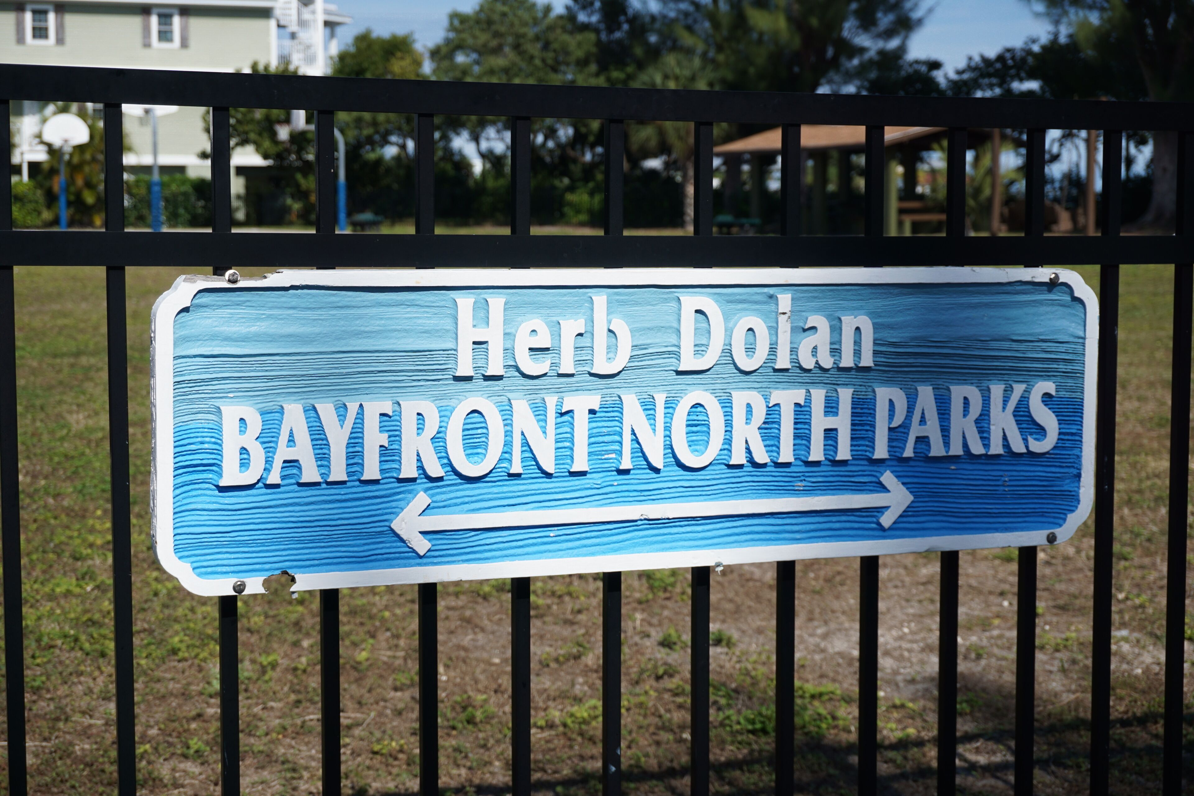 Un panneau indiquant l’emplacement des parcs Herb Dolan Bayfront North, avec des flèches indiquant la direction.