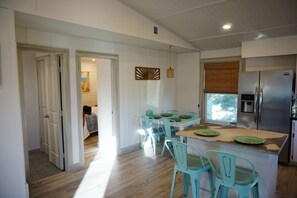 Dining - Pet Friendly! Steps to white sandy beaches and the bay!  Automatic discounts applied for stays longer than 7 days and 30 days! (Bradenton Beach)