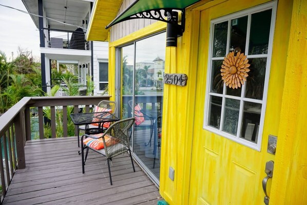 Outdoor dining - Pet Friendly! Steps to white sandy beaches and the bay!  Discounts applied for stays longer than 7 days and 30 days! (Bradenton Beach)